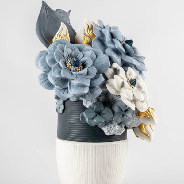 Скульптура Lladro Vase with Flowers Ваза с цветами голубая