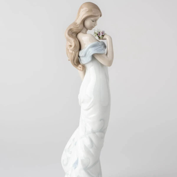 Скульптура Lladro A Flower's Whisper Шёпот цветка