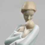 Скульптура Lladro A Mother's Embrace Объятие матери