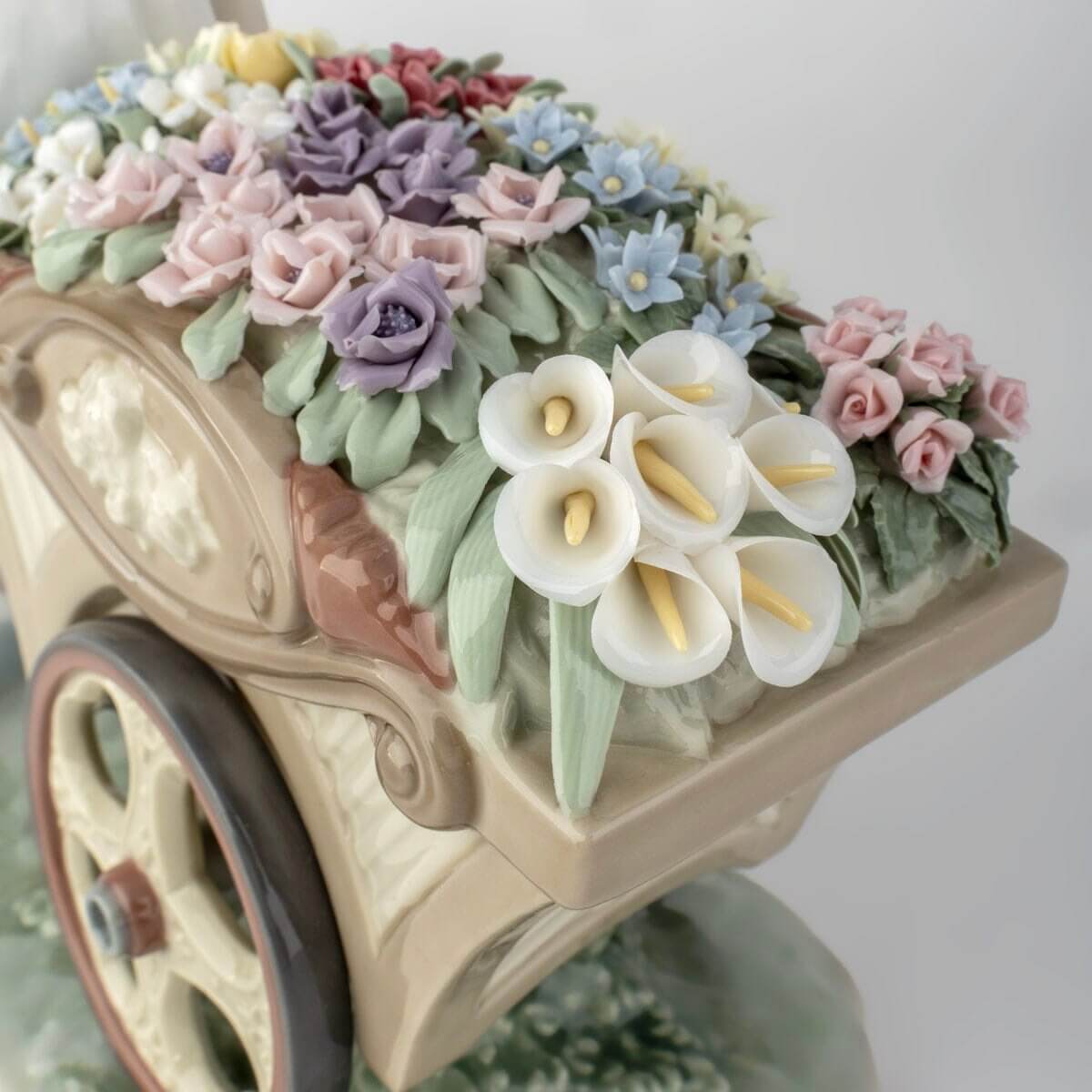 Скульптура Lladro Love's Tender Tokens С цветами на рынок_3 Скульптура Lladro Love's Tender Tokens С цветами на рынок