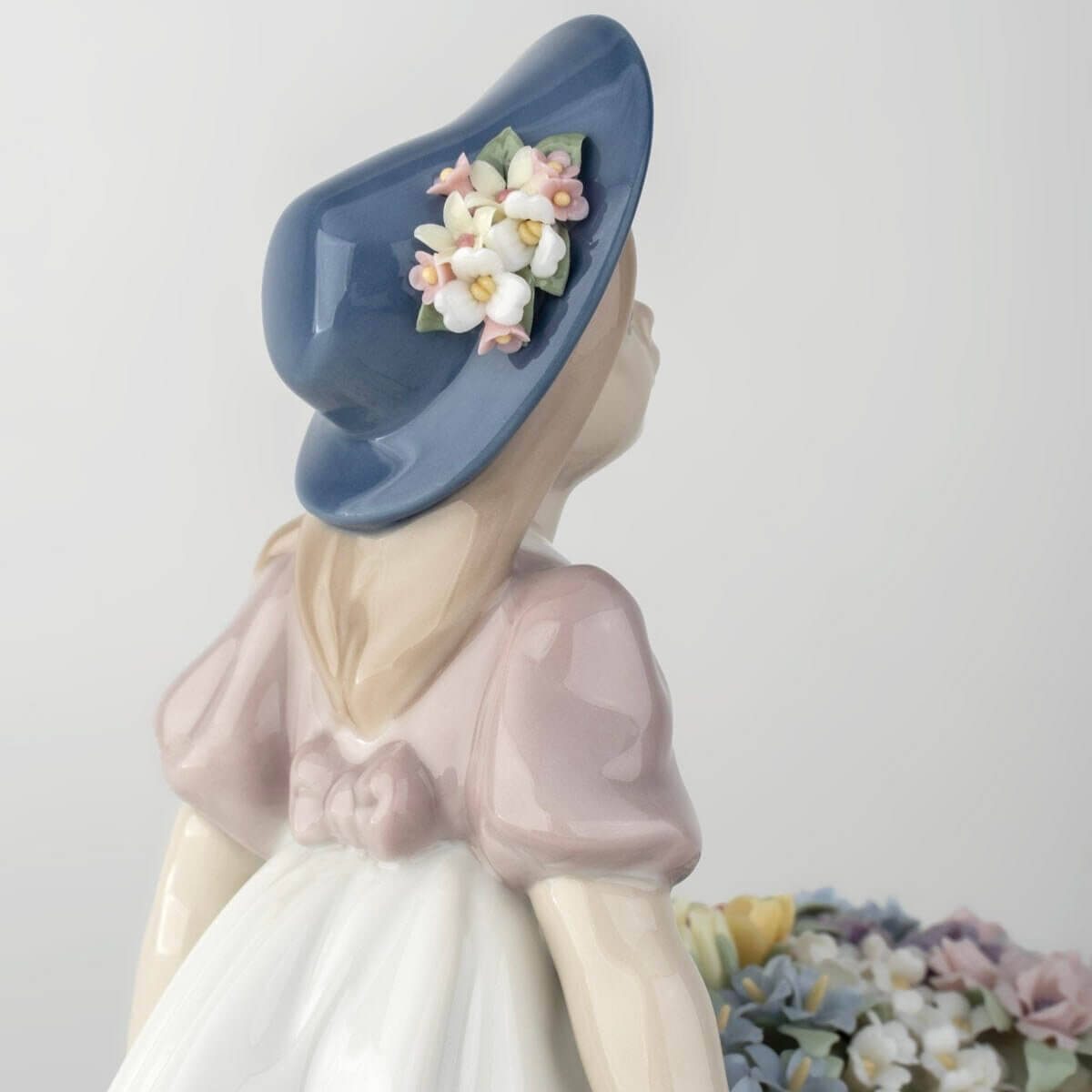 Скульптура Lladro Love's Tender Tokens С цветами на рынок_4 Скульптура Lladro Love's Tender Tokens С цветами на рынок
