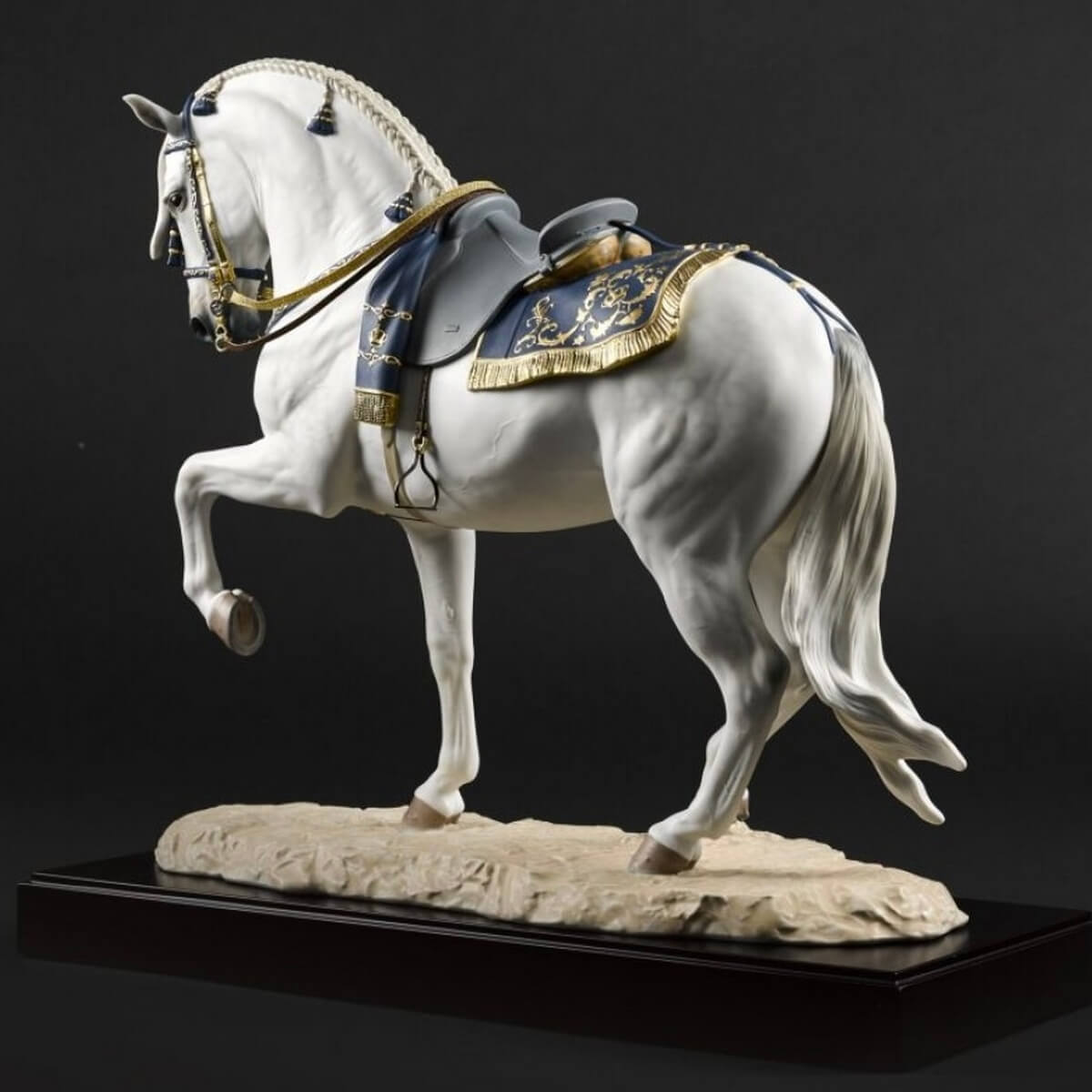 Скульптура Lladro Spanish pure breed Испанский чистокровный конь белая_3 Скульптура Lladro Spanish pure breed Испанский чистокровный конь белая
